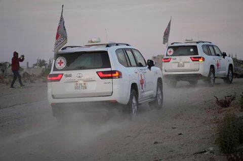 Fahrzeuge des Roten Kreuzes verlassen den Gazastreifen