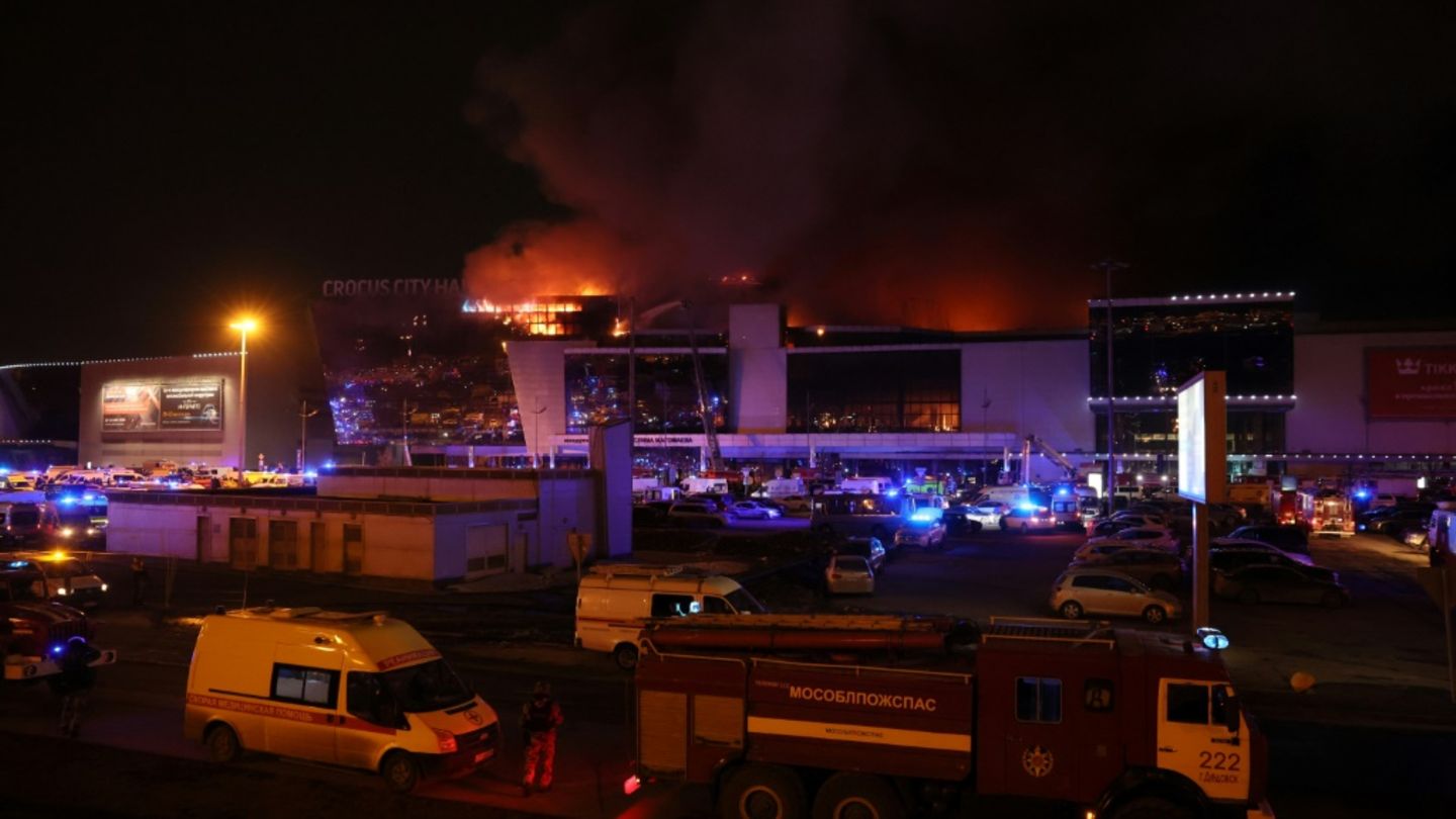 Die brennende Crocus City Hall kurz nach dem Anschlag