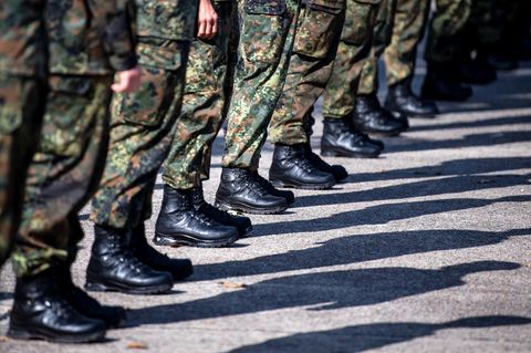 Soldaten der Bundeswehr stehen auf dem Appellplatz