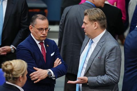 Die AfD-Politiker Tino Chrupalla und Maximilian Krah unterhalten sich im Bundestag