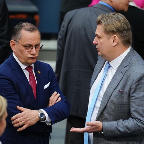 Die AfD-Politiker Tino Chrupalla und Maximilian Krah unterhalten sich im Bundestag