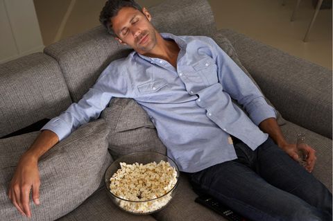 Mann ist auf dem Sofa eingeschlafen