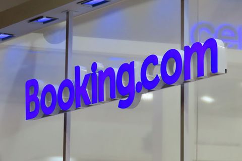 Messestand des Reisevermittlers Booking.com