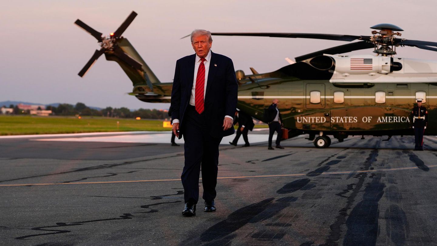 Allentown in Pennsylvania: US-Präsident Donald Trump verlässt die Marine One, um mit Reportern zu sprechen