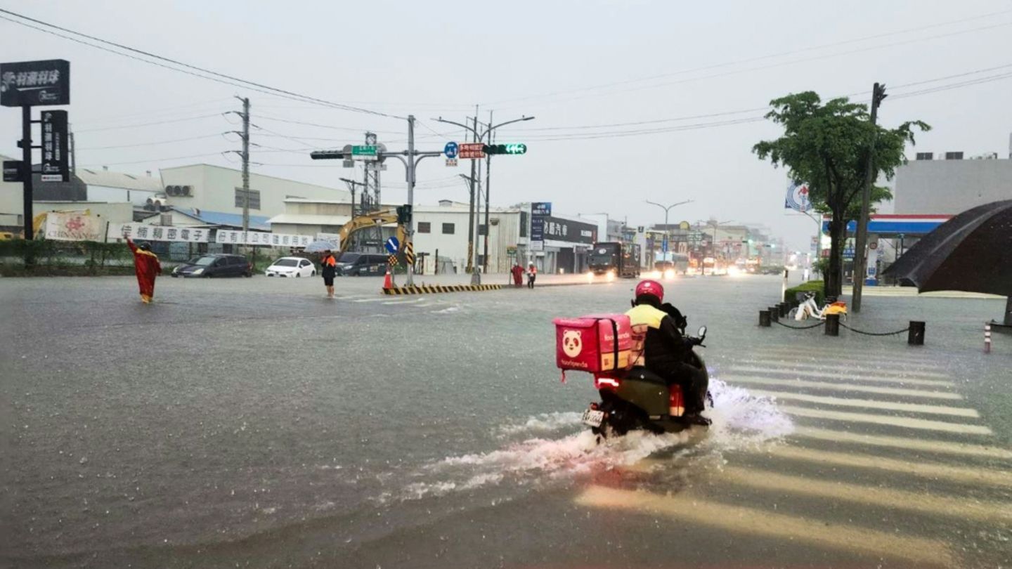 Überschwemmungen in Taiwan infolge starker Regenfälle