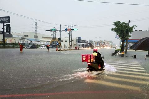 Überschwemmungen in Taiwan infolge starker Regenfälle