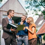 Paar mit Immobilienmakler