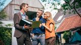 Paar mit Immobilienmakler