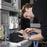 Medizintechniker während seiner Arbeit an einem Narkosegerät