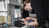 Medizintechniker während seiner Arbeit an einem Narkosegerät