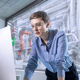 Frau vor einem Computer