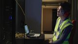 Mann arbeitet im Serverraum