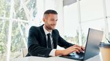 Geschäftsmann arbeitet am Laptop