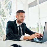 Geschäftsmann arbeitet am Laptop