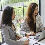 Zwei Frauen arbeiten am Laptop