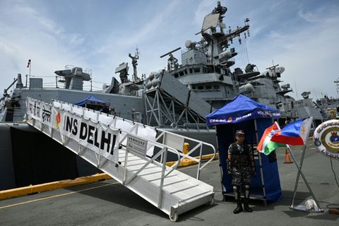 Das indische Militärschiff "INS Delhi" in Manila