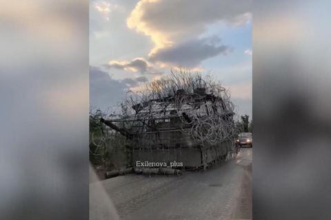 Ein Panzer mit Stacheldraht verkleidet