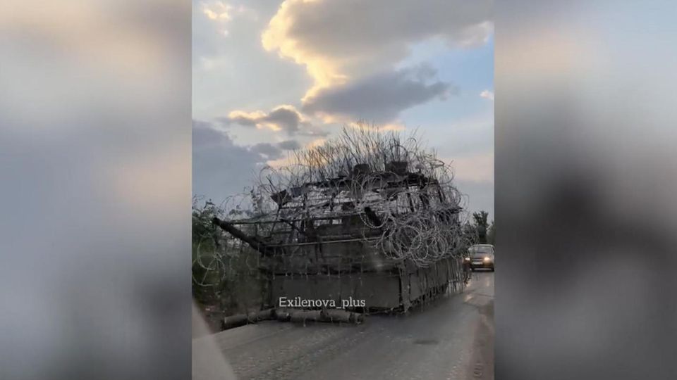 Ein Panzer mit Stacheldraht verkleidet