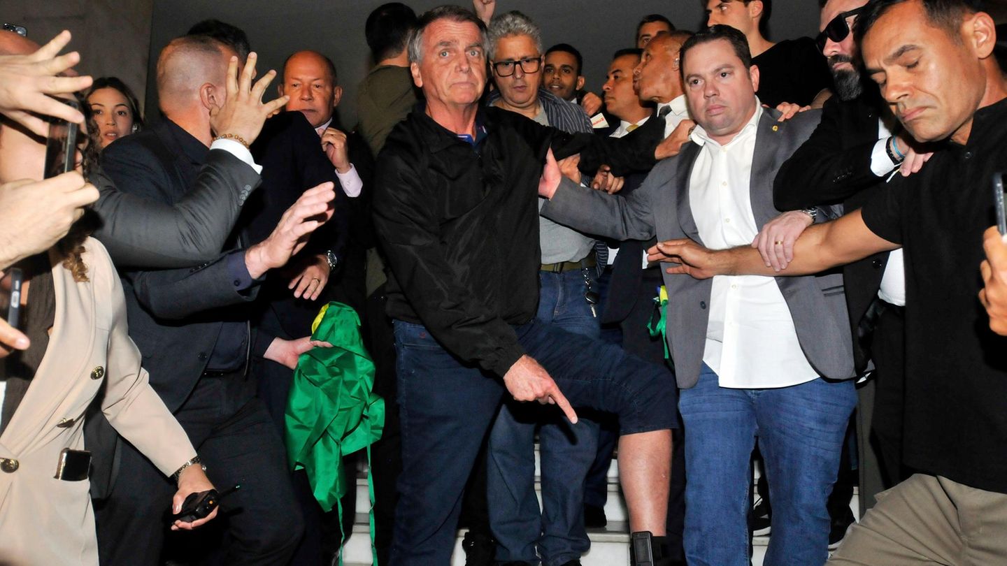 Brasiliens ehemaliger Präsident Jair Bolsonaro zeigt am Kongress in Brasilia eine elektronische Fußfessel, die er tragen muss