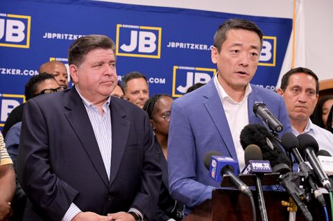 Gene Wu und andere Mitglieder des texanischen Repräsentantenhauses gemeinsam mit dem Gouverneur von Illinois, JB Pritzker