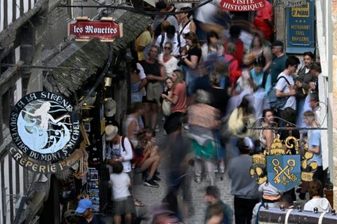 Belebte Straße in Frankreich