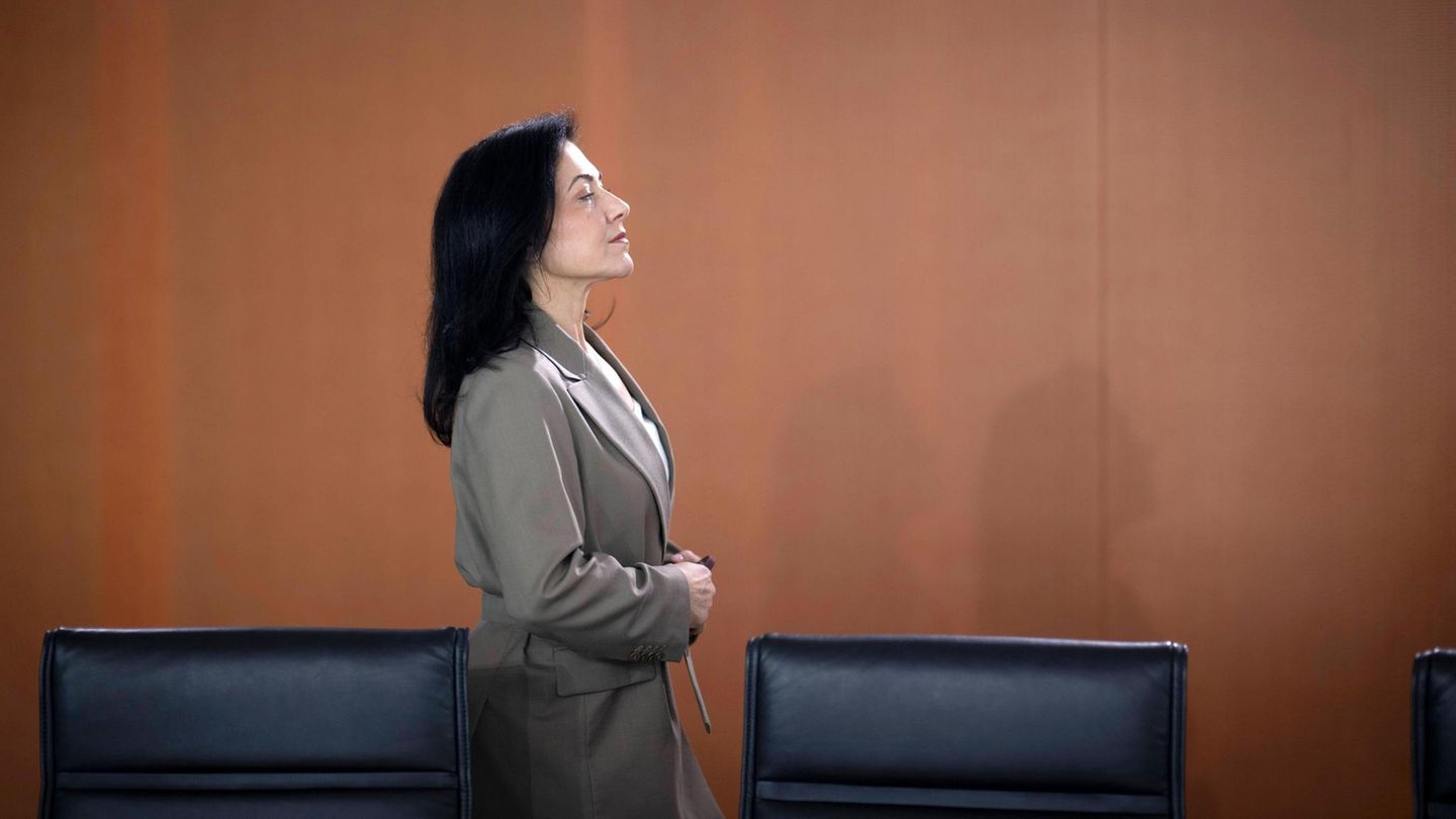 Katherina Reiche steht hinter einer Stuhlreihe