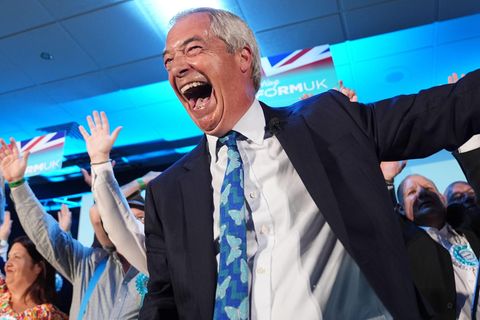 Nigel Farage mit breitem Lachen auf einer Veranstaltung