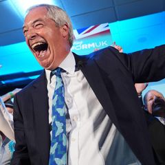 Nigel Farage mit breitem Lachen auf einer Veranstaltung