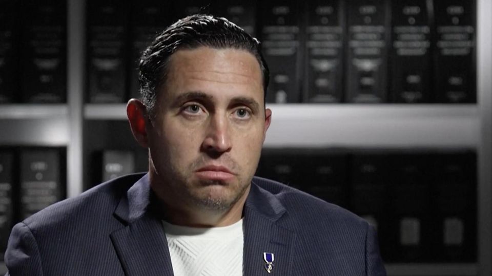 Anthony Aguilar guckt bei seinem Interview gerade in die Kamera