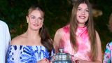 Für die 19-jährige Leonor und die 18-jährige Sofía war es das erste Mal, dass sie ihre Eltern zu diesem Event begleiten durften. Die jungen spanischen Royals gratulierten unter anderem der Frauen-Mannschaft von Menorca zum Sieg eines königlichen Volleyball-Turniers. Ein Detail fiel dabei ins Auge...