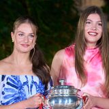 Für die 19-jährige Leonor und die 18-jährige Sofía war es das erste Mal, dass sie ihre Eltern zu diesem Event begleiten durften. Die jungen spanischen Royals gratulierten unter anderem der Frauen-Mannschaft von Menorca zum Sieg eines königlichen Volleyball-Turniers. Ein Detail fiel dabei ins Auge...