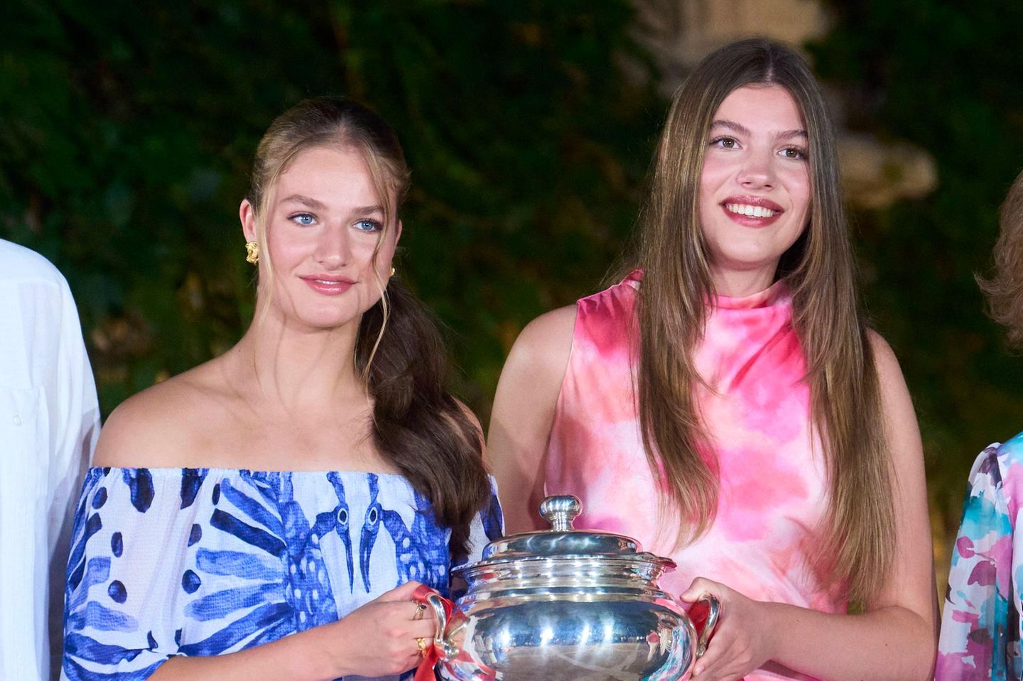 Für die 19-jährige Leonor und die 18-jährige Sofía war es das erste Mal, dass sie ihre Eltern zu diesem Event begleiten durften. Die jungen spanischen Royals gratulierten unter anderem der Frauen-Mannschaft von Menorca zum Sieg eines königlichen Volleyball-Turniers. Ein Detail fiel dabei ins Auge...