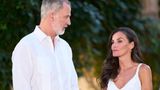 Dieses Jahr wählte Letizia ein schlichtes weißes Sommerkleid, passend zum lockeren Hemd von König Felipe