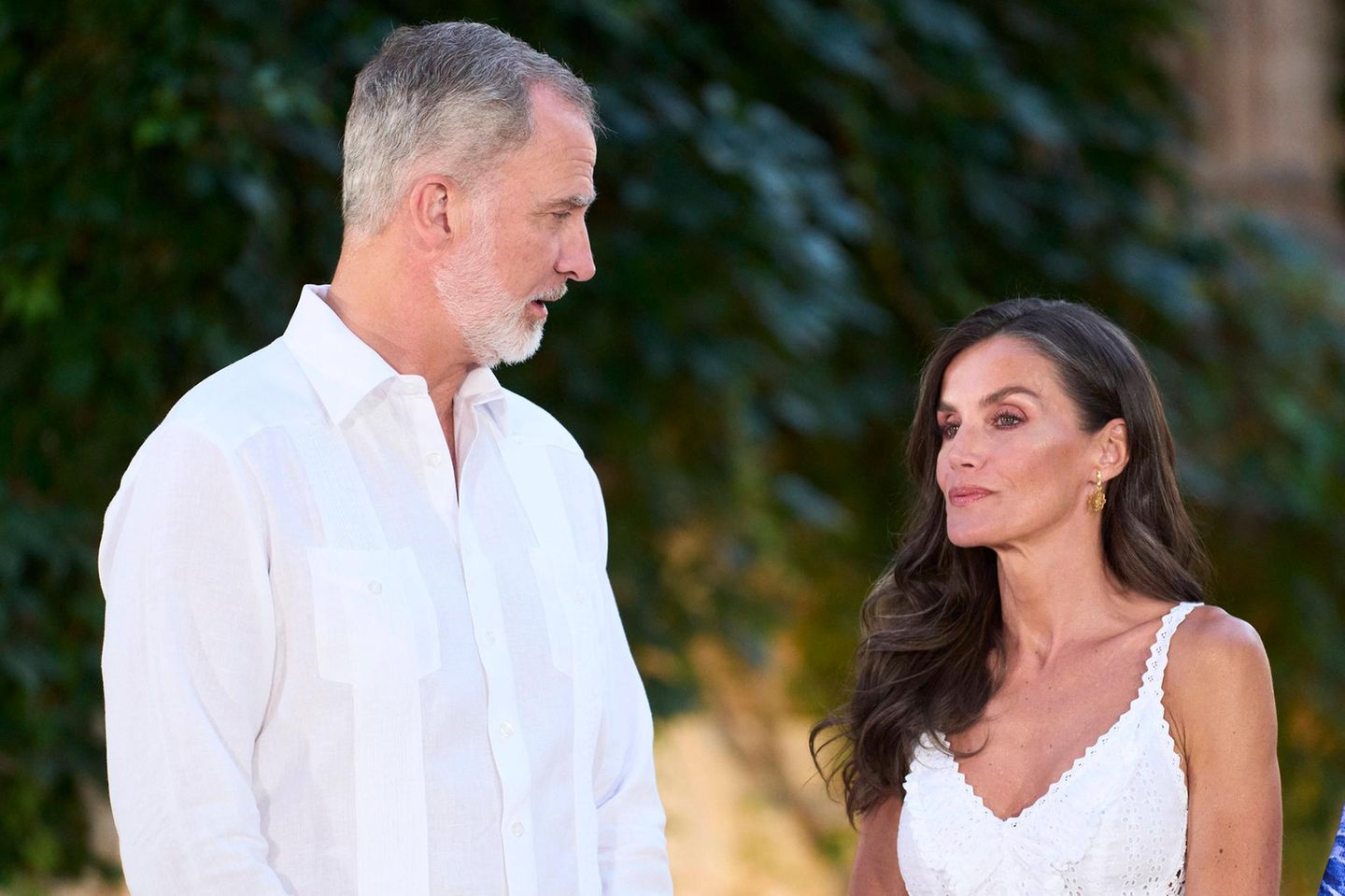 Dieses Jahr wählte Letizia ein schlichtes weißes Sommerkleid, passend zum lockeren Hemd von König Felipe
