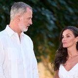 Dieses Jahr wählte Letizia ein schlichtes weißes Sommerkleid, passend zum lockeren Hemd von König Felipe