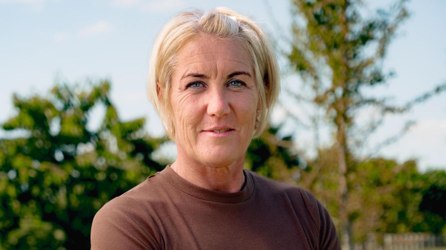 Astrid Kumbernuss, 55, im Garten in einem braunen T-Shirt