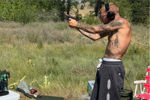 Justin Bieber mit Waffe