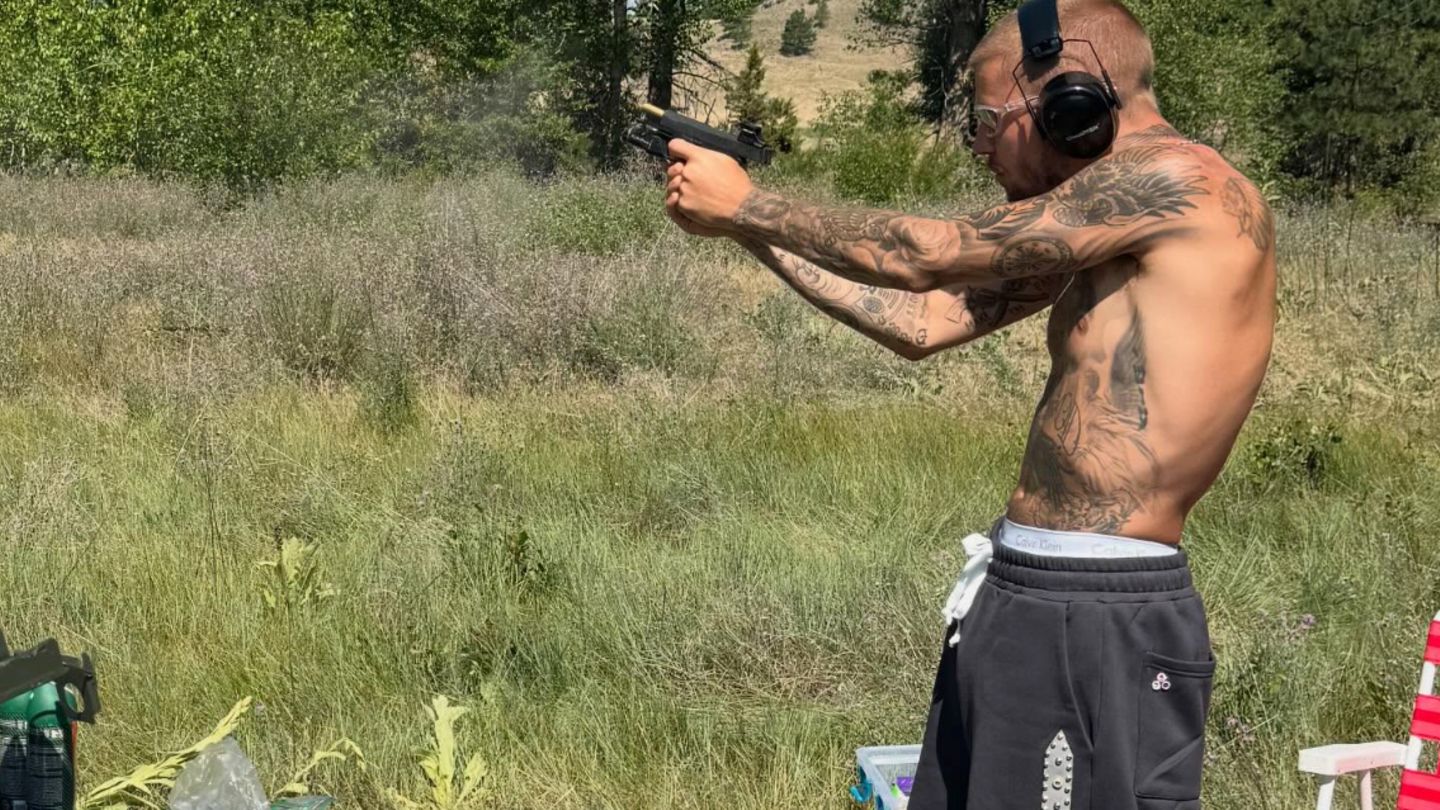 Justin Bieber shows up with weapons – not everyone is enthusiastic