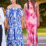 Und zwar das Outfit von Prinzessin Leonor: Sie hatte sich offenbar an Mamas Kleiderschrank bedient und sich dort für den Anlass ein schulterfreies Sommerkleid aus der Desigual x Stella Jean-Kollektion ausgeliehen. Genau das...