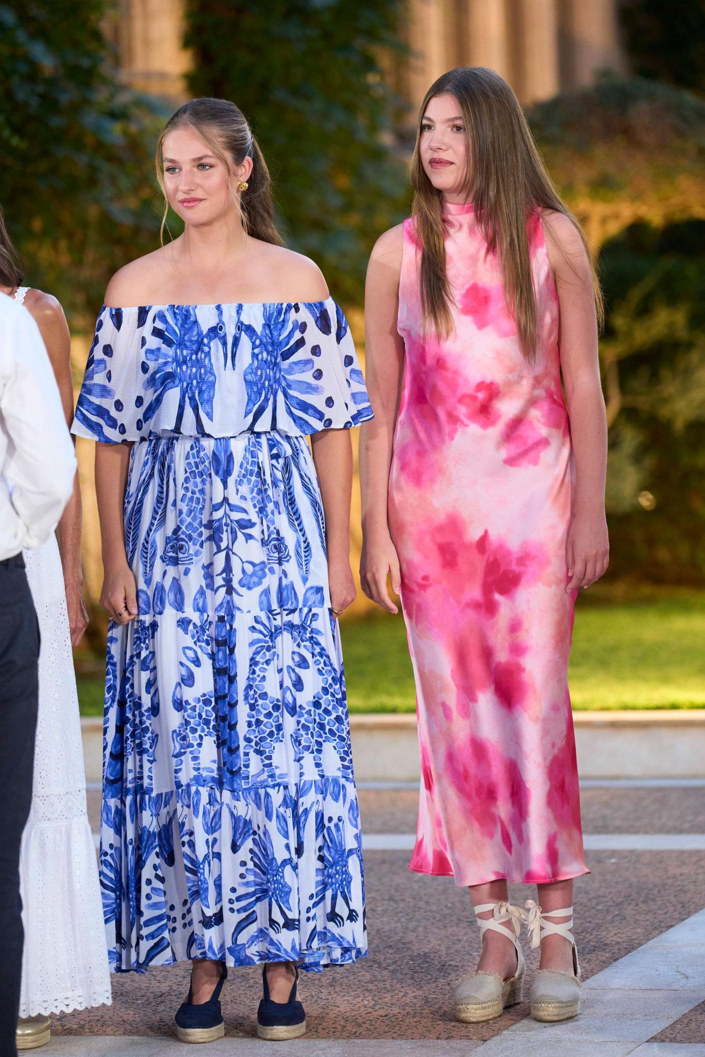 Und zwar das Outfit von Prinzessin Leonor: Sie hatte sich offenbar an Mamas Kleiderschrank bedient und sich dort für den Anlass ein schulterfreies Sommerkleid aus der Desigual x Stella Jean-Kollektion ausgeliehen. Genau das...