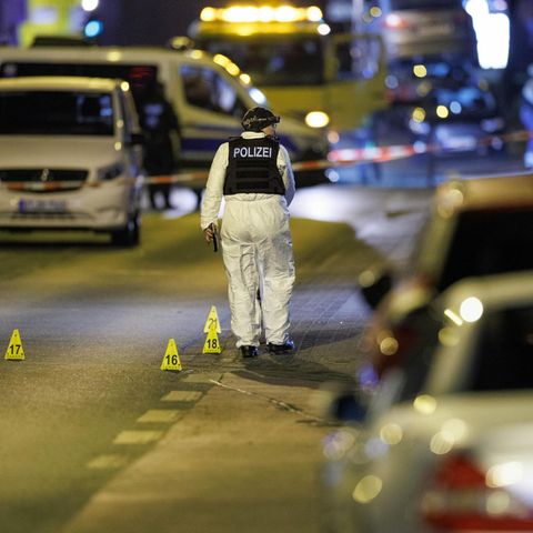 Nach Schüssen vor dem Landgericht Bielefeld in Zusammenhang mit dem Fall Besar Nimani: Spurensicherung bei der Arbeit