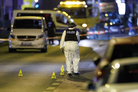 Nach Schüssen vor dem Landgericht Bielefeld in Zusammenhang mit dem Fall Besar Nimani: Spurensicherung bei der Arbeit