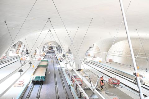 Bauarbeiter arbeiten in der Bahnsteighalle für den neuen Tiefbahnhof im Rahmen des milliardenschweren Bahnprojekts Stuttgart 21