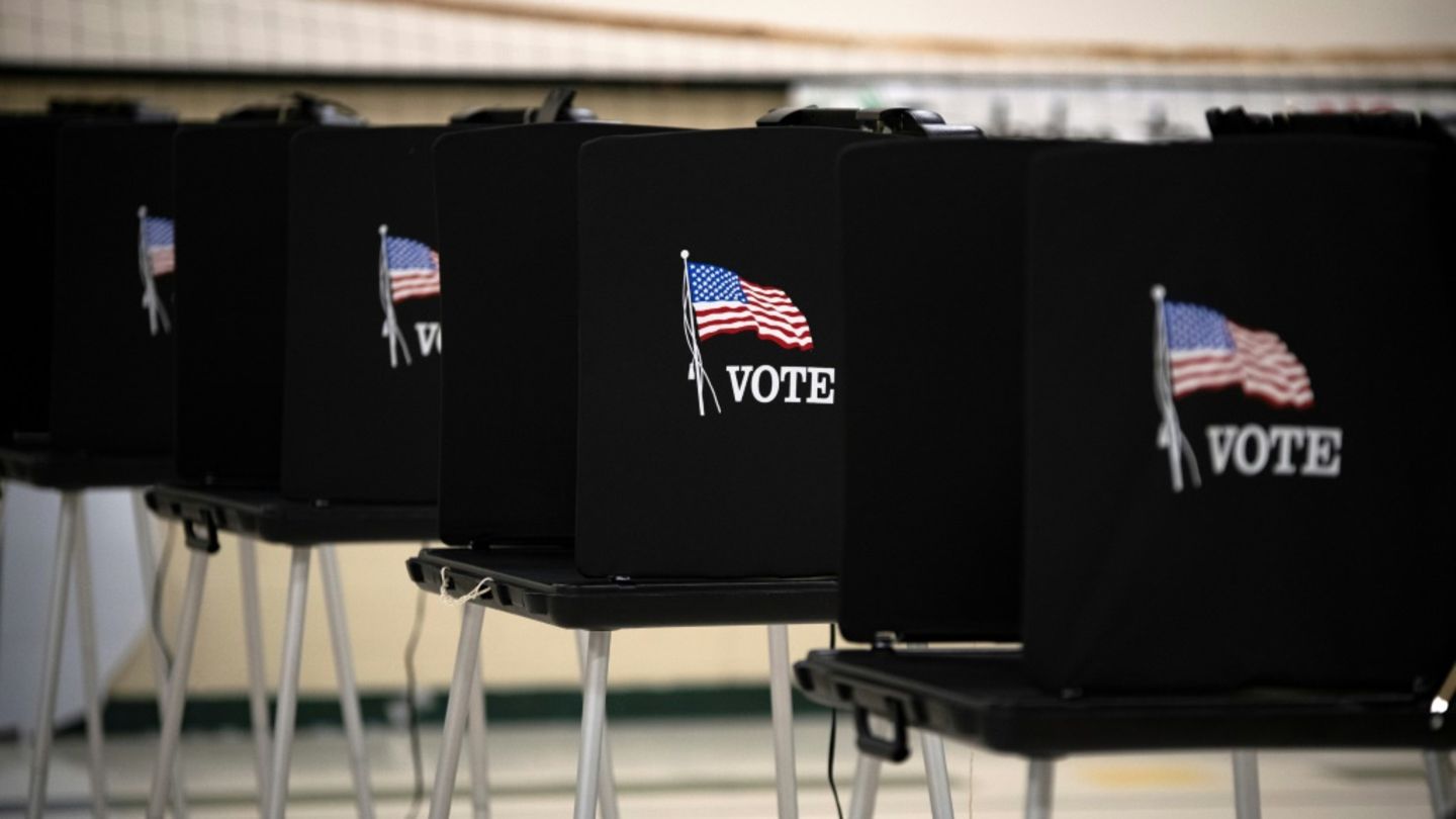 Wahlkabinen in einem Wahllokal in Texas