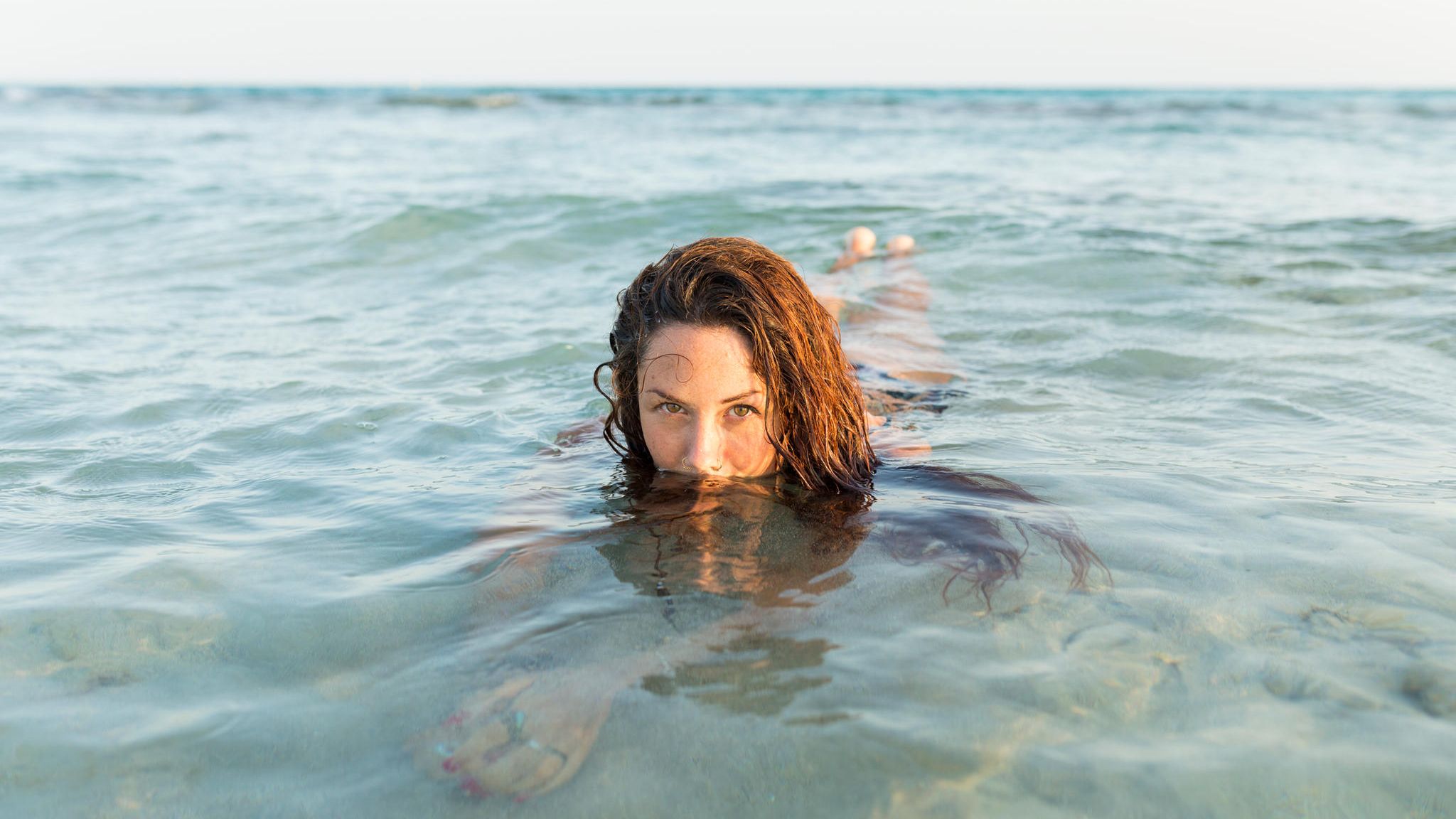 Frau im Wasser badend