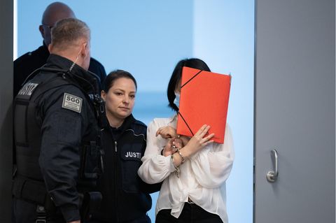 Die Mitangeklagte im Prozess um den mutmaßlichen Spionagefall im Umfeld des AfD-Politikers Maximilian Krah im Gerichtssaal