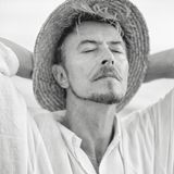 David Bowie mit geschlossenen Augen und Strohhut