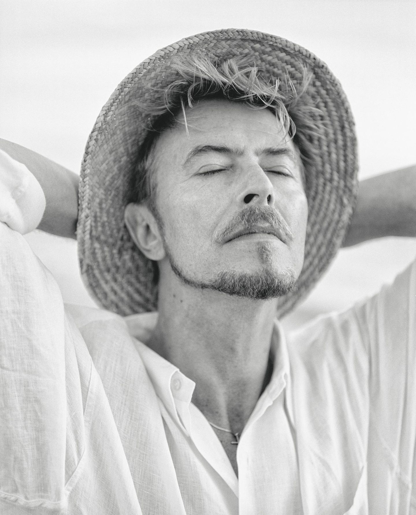 David Bowie mit geschlossenen Augen und Strohhut