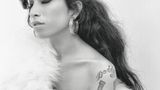 Amy Winehouse umhüllt von weißem Pelz
