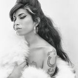 Amy Winehouse umhüllt von weißem Pelz